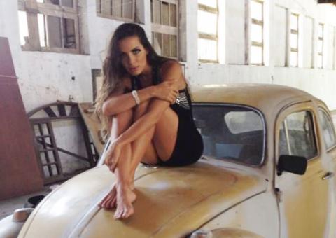 Carla Prata faz caras e bocas em ensaio fotográfico